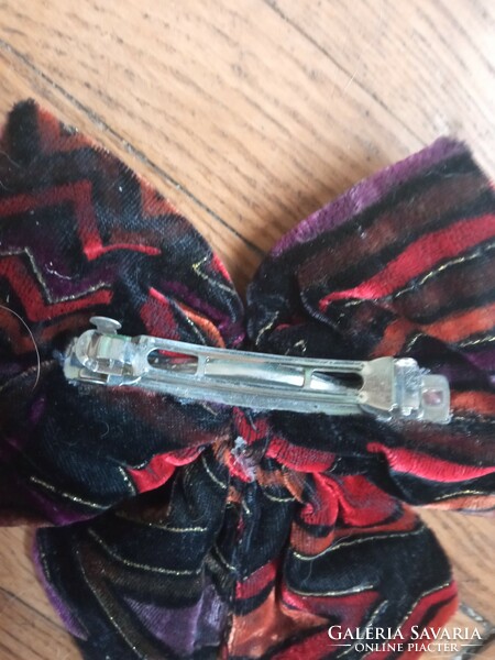 Sophisticated 1980s hair clip