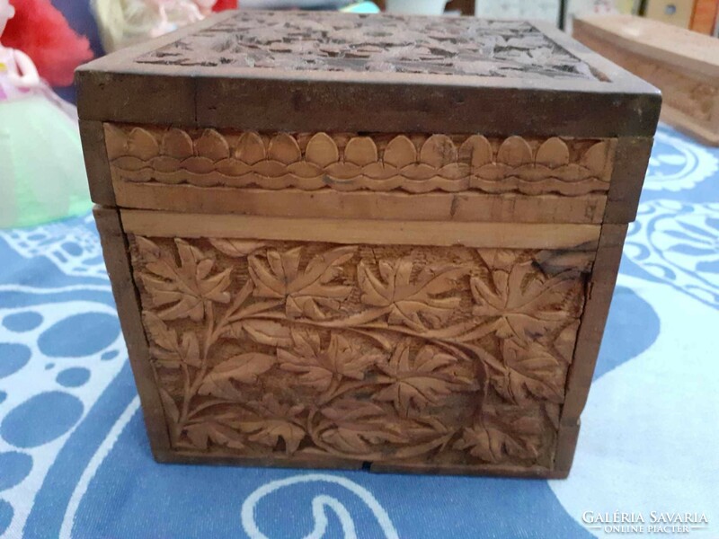 Faragott kocka alakú fa doboz (hibás) - jó minőségű szép faragás leveles ornamentika