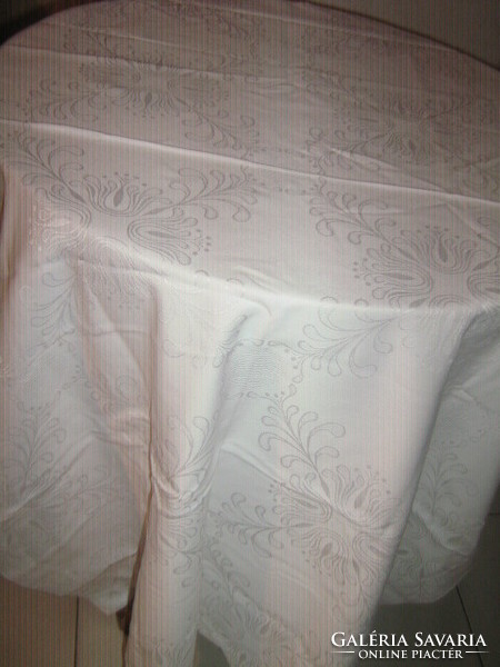 Beautiful elegant white flower and Toledo pattern damask tablecloth