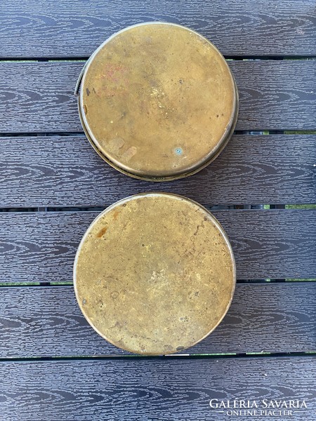 2 copper pans