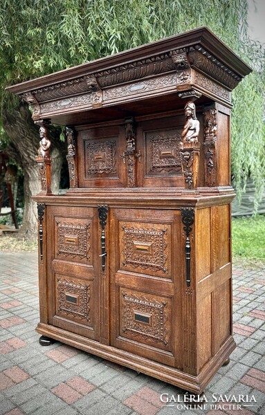 Neo-Renaissance cabinet cabinet