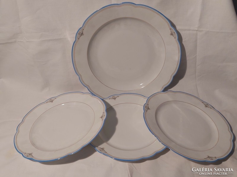 Jelzett antik porcelán tál és tányérok kék dekorral