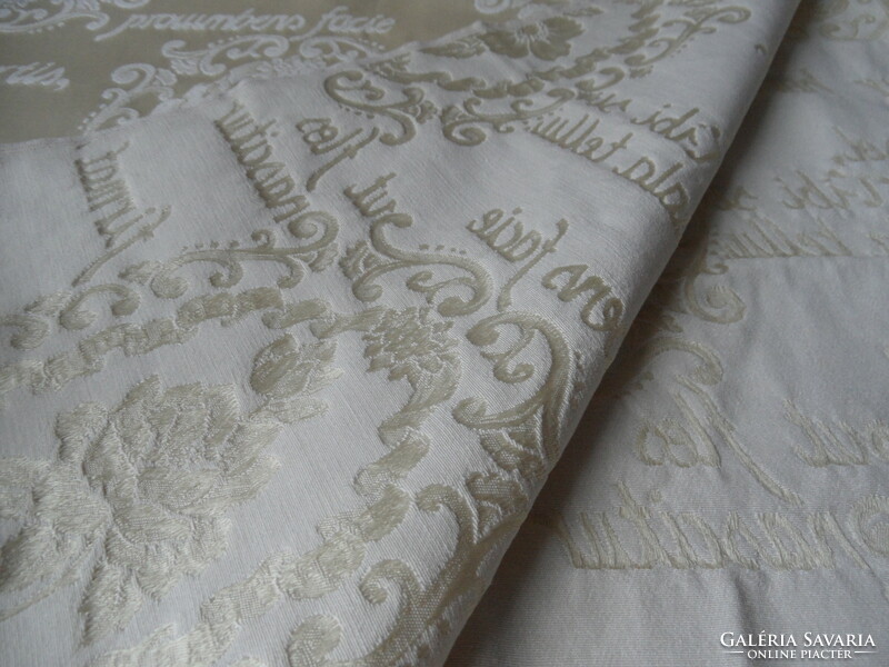 Arany-fehér dombormintás vastag terítő, textil