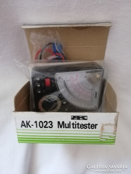 AK-1023 multiméter dobozában