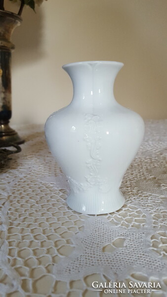 Csodaszép,anyagában dombormintás kis porcelán váza