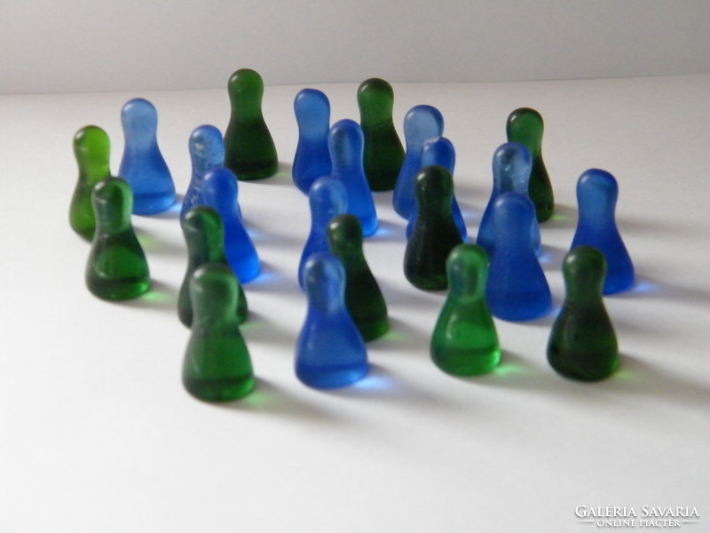 Mini kék, zöld üveg társasjáték figurák
