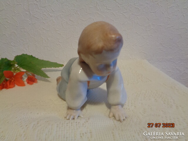Zsolnay ,  Sinkó , kisfiú   figura  , egyik újja szépen restaurálva  17  cm