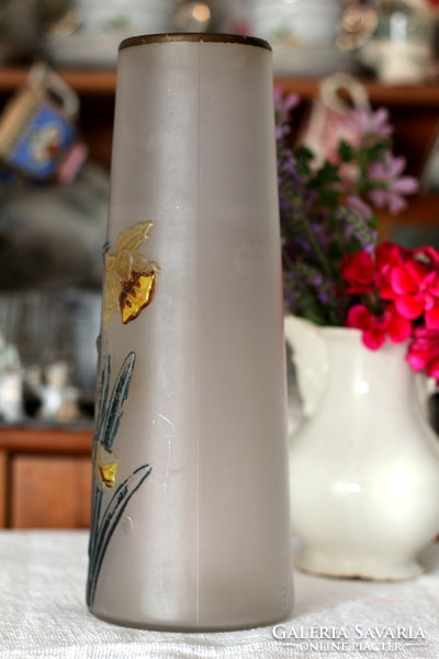 Ritkaság! S.I.V. Brevete szecessziós, kézzel festett, szatinált üveg váza nárciszokkal