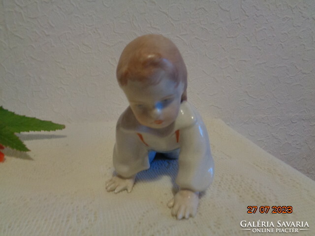 Zsolnay ,  Sinkó , kisfiú   figura  , egyik újja szépen restaurálva  17  cm