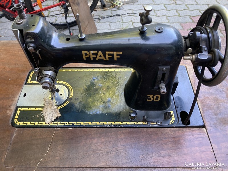 Pfaff 30 varrógép asztallal eladó