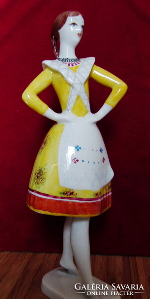 Hollóházi porcelán - Táncoló nő bujáki népviseletben 24,5cm