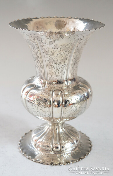 Ezüst váza - florális vésett dekorral