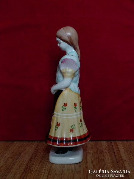 Hollóházi porcelán - Sírós kislány népviseletben 16cm