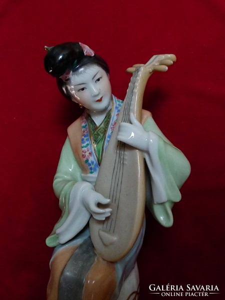 Porcelán gésa pengetős hangszerrel 20,5cm