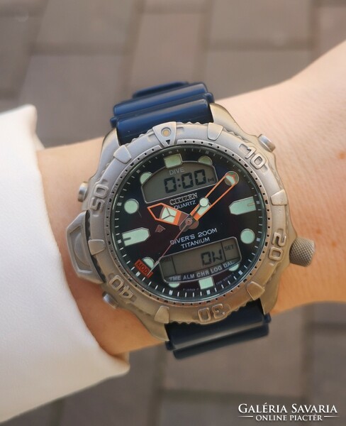 Citizen promaster titanium diver's quartz chronograph! With Tiktakwatch service card, warranty