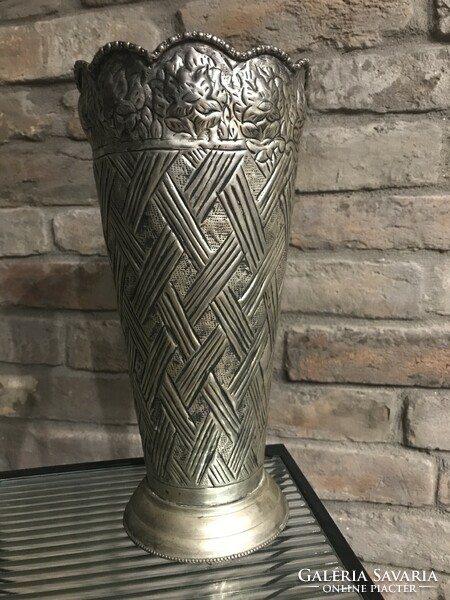 Silver-effect vase offering glass