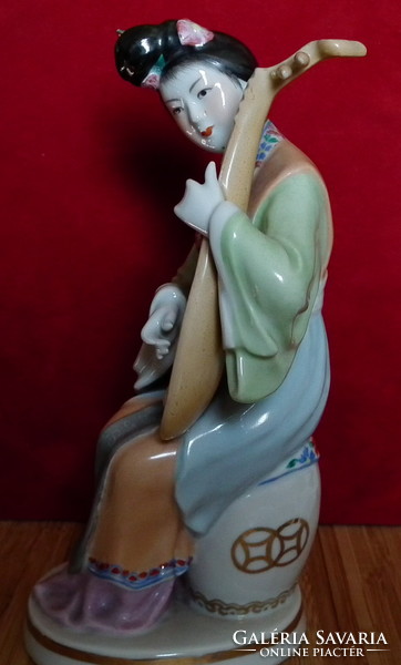 Porcelán gésa pengetős hangszerrel 20,5cm