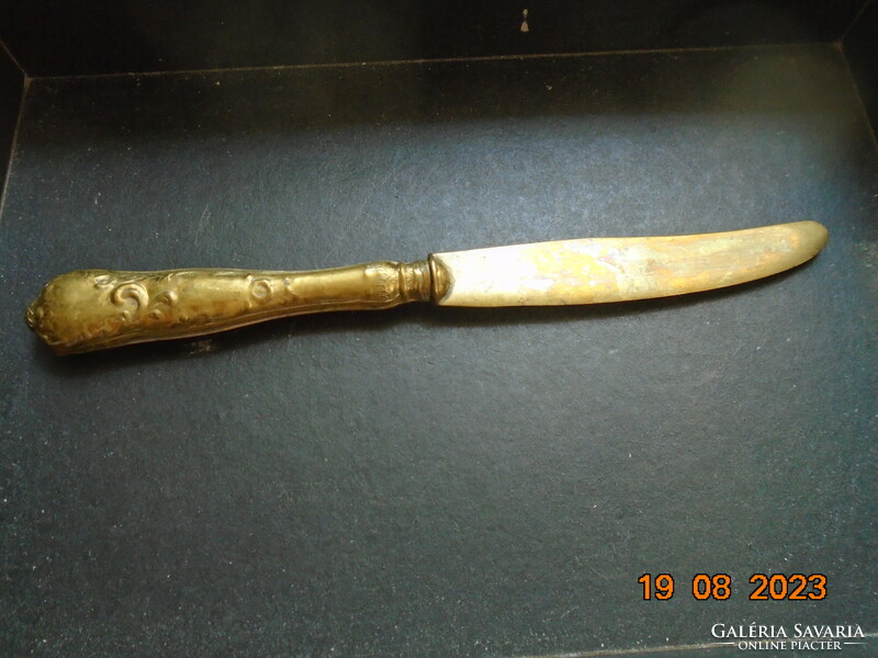 1850 aranyozott 800 ezüst nyelű kés , trébelt, poncolt  mintákkal, mesterjellel