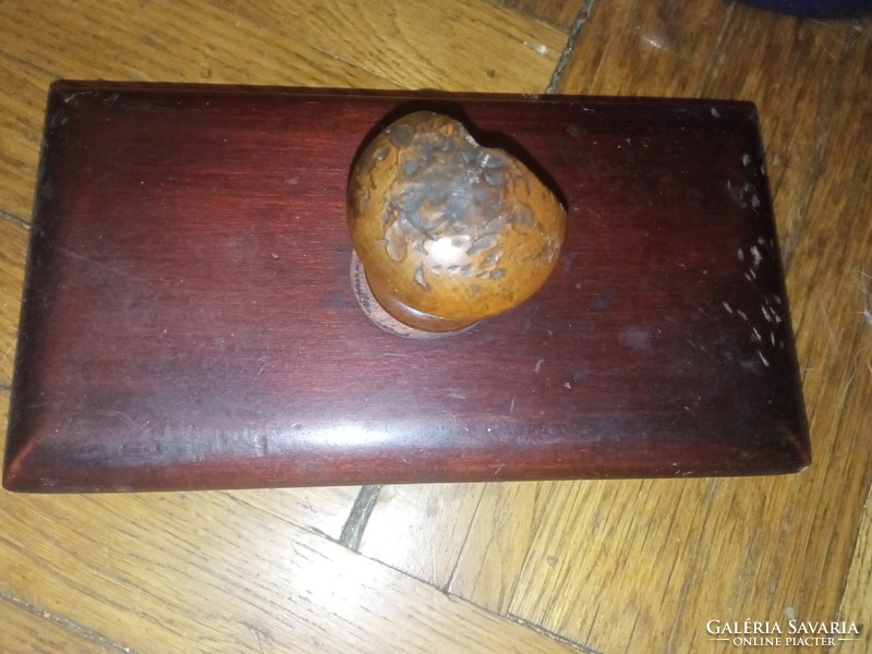 A wooden inkwell tapper with a special name from the beginning of the 20th century