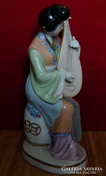 Porcelain geisha with plucked instrument 20.5 cm