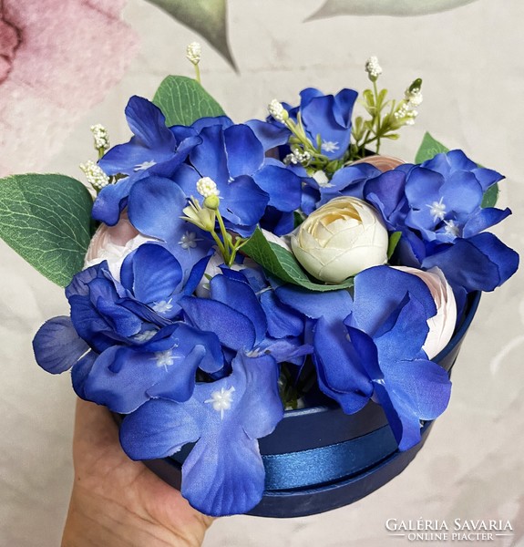 Csodás kék virágbox -selyemvirágokkal