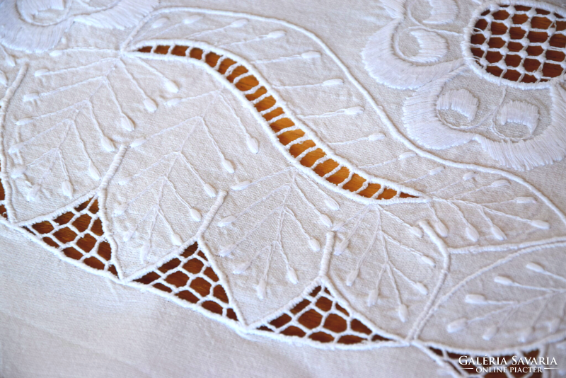 Régi antik hímzett riselt csipkés terítő asztalterítő asztalközép 88 x 43 cm