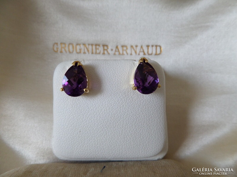 Pair of 18K gold stud earrings with dark purple amethysts
