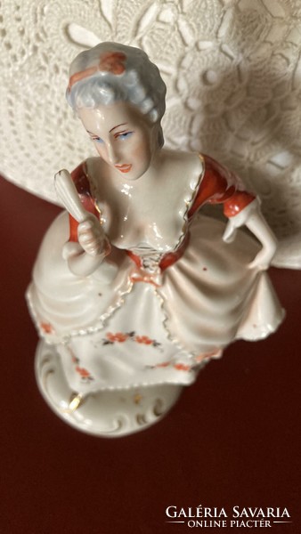 Barokk porcelán hölgy