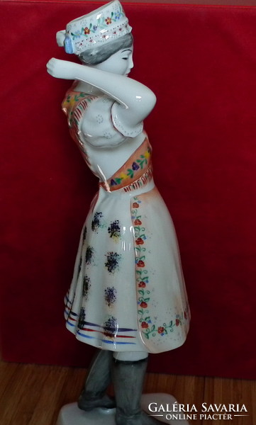 Hollóházi porcelán - Nő kazári (Matyóföld) népviseletben 29,5cm