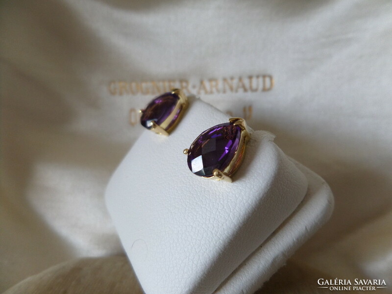 Pair of 18K gold stud earrings with dark purple amethysts