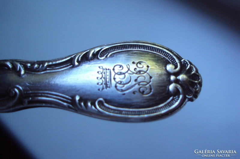 Ezüst mokkáskanál (babakanál) barokkos díszítésű kivitelben.-Gravírozott monogrammal 5 ágú koronával