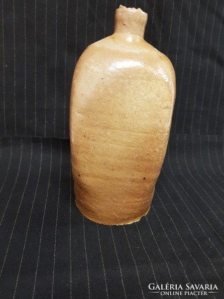 Antik cserép ásványvizes palack