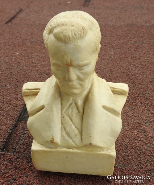 Josip Broz Tito  mellszobor
