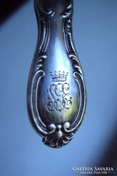 Ezüst mokkáskanál (babakanál) barokkos díszítésű kivitelben.-Gravírozott monogrammal 5 ágú koronával