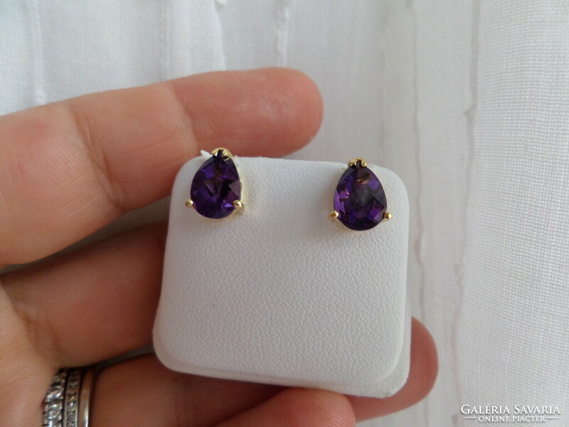 Pair of 18K gold stud earrings with dark purple amethysts