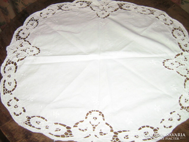 Beautiful vintage snow-white flower embroidered risotto tablecloth