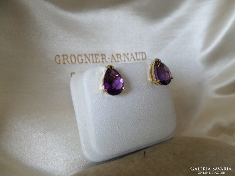 Pair of 18K gold stud earrings with dark purple amethysts