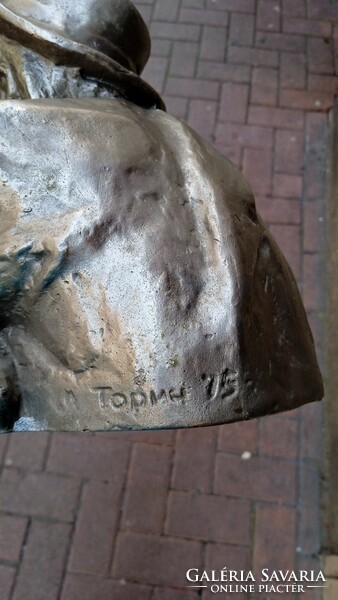 Kalapos Gorkij, Torin fém szobra az 1970-es évekből, 22 cm-es magasságú.