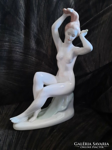 Aquincum porcelain nude statue combing