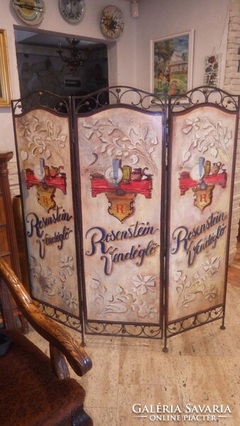 The painted screen of the Rosentstein restaurant is a specialty