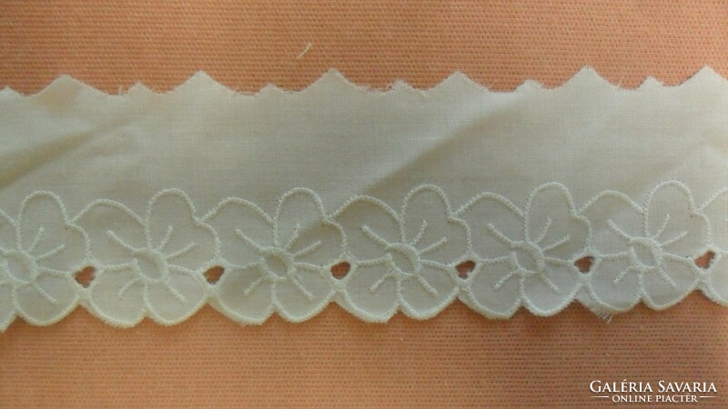 Cotton madeira lace 5 cm wide. 8 meters long.