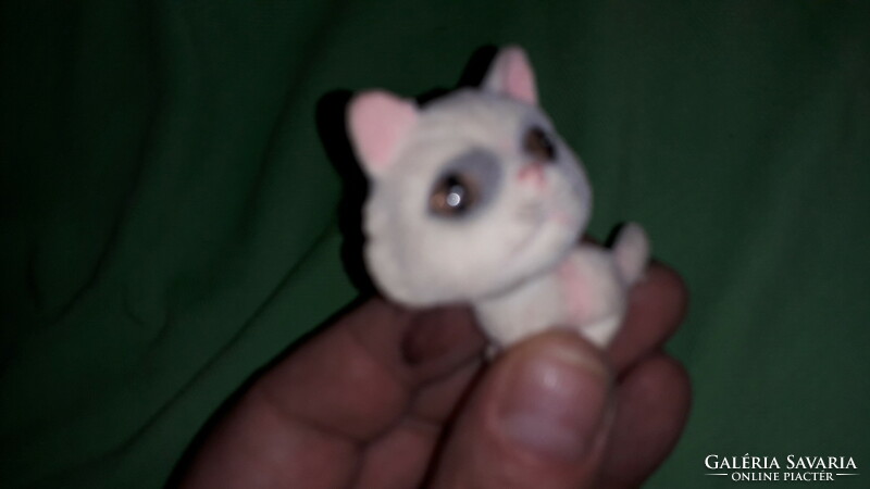 Quality littlest pet shop figurines cat and baby dino in one, according to the pictures