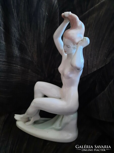 Aquincumi porcelán fésülködő akt szobor