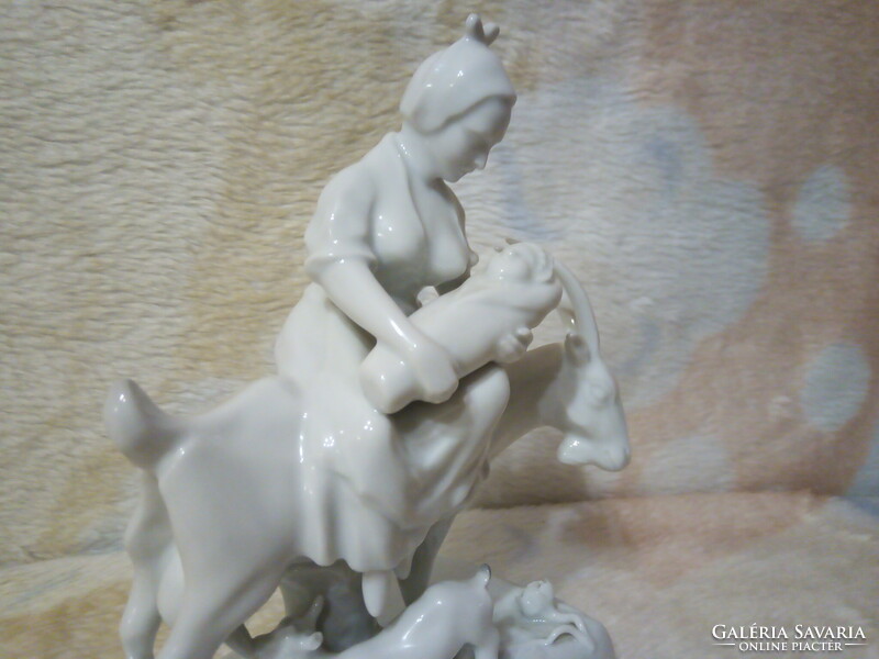 Herendi porcelán extrém ritka kecskén ülő szoptatós anya