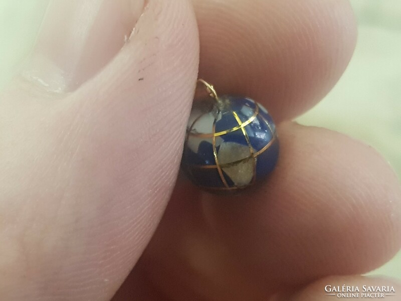 18 carat globe pendant
