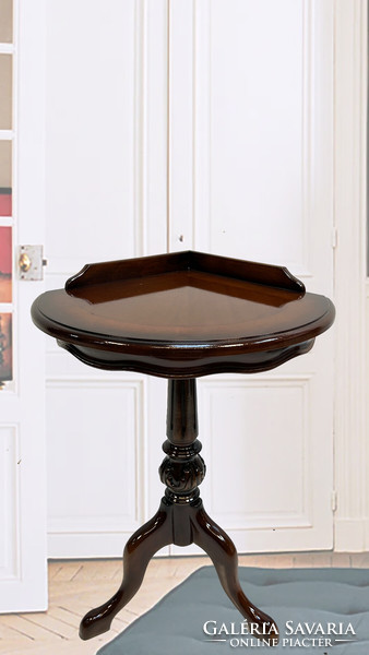 Antique style corner table