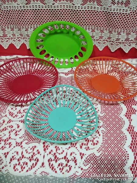 Retro plastic bread basket - pastry bowls