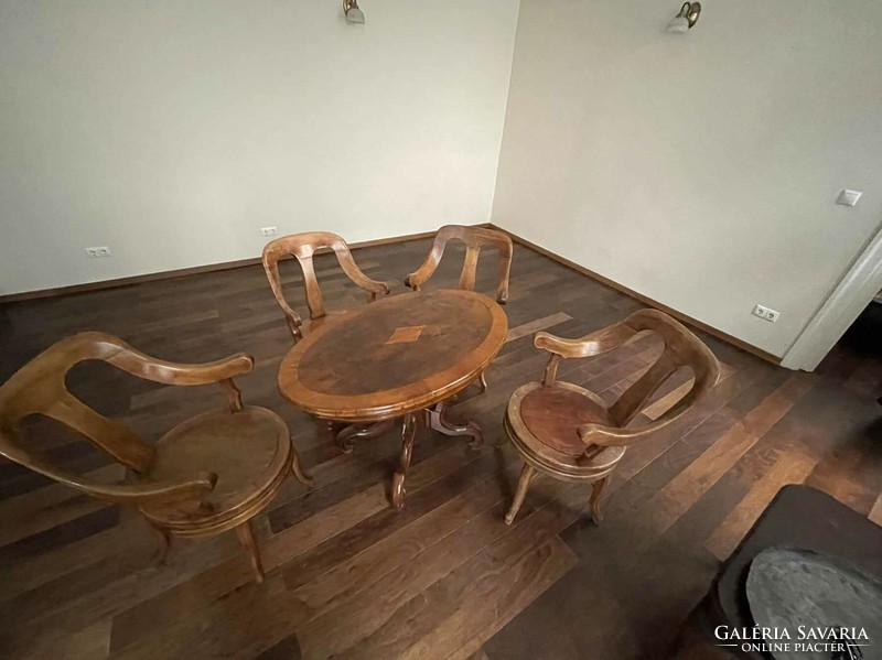 Borbély székek 4 darab, és antik dohányzó asztal, szép stílusos együttes, nappali bútorzat, fodrász