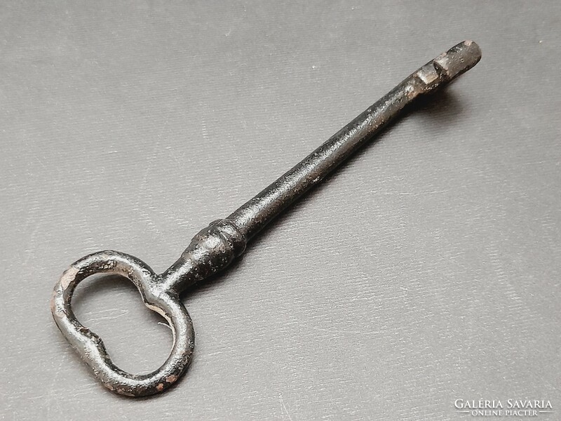 Antik nagyméretű kulcs, pince kulcs, 12,3 cm.
