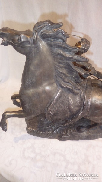 Antik nagyméretű szobor lovát fékező férfi